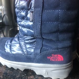 Boys north face size 4  boots